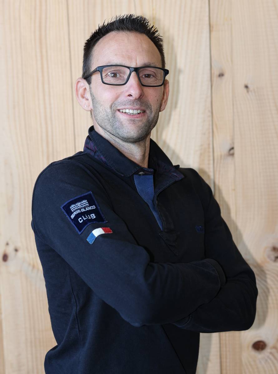 Technicien MERY CHAUFFAGE lors d’une installation de pompe à chaleur à Lanton